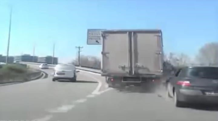 BURSA’NIN OSMANGAZİ İLÇESİNDE AVRUPA KONSEYİ BULVARI ÜZERİNDEKİ YOL AYRIMINDA MEYDANA GELEN...