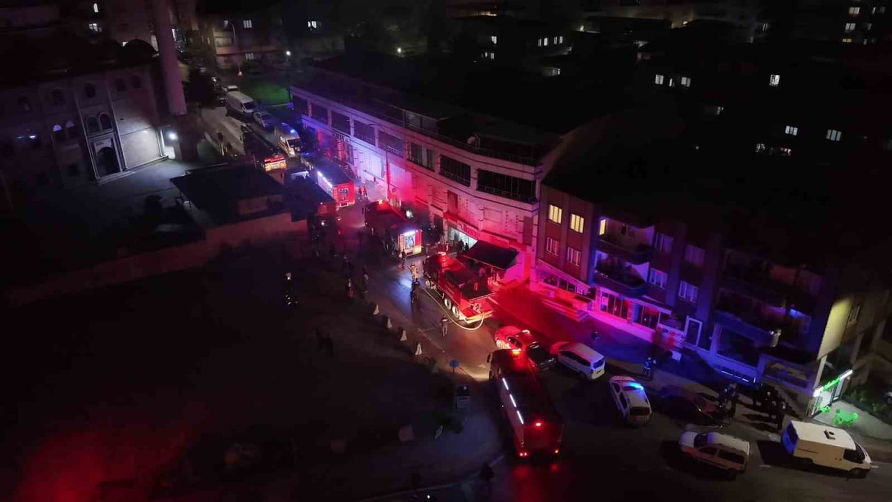 BURSA’NIN YILDIRIM İLÇESİNDE BULUNAN BİR DEPODA ÇIKAN YANGIN, İTFAİYE EKİPLERİNİN HIZLI...