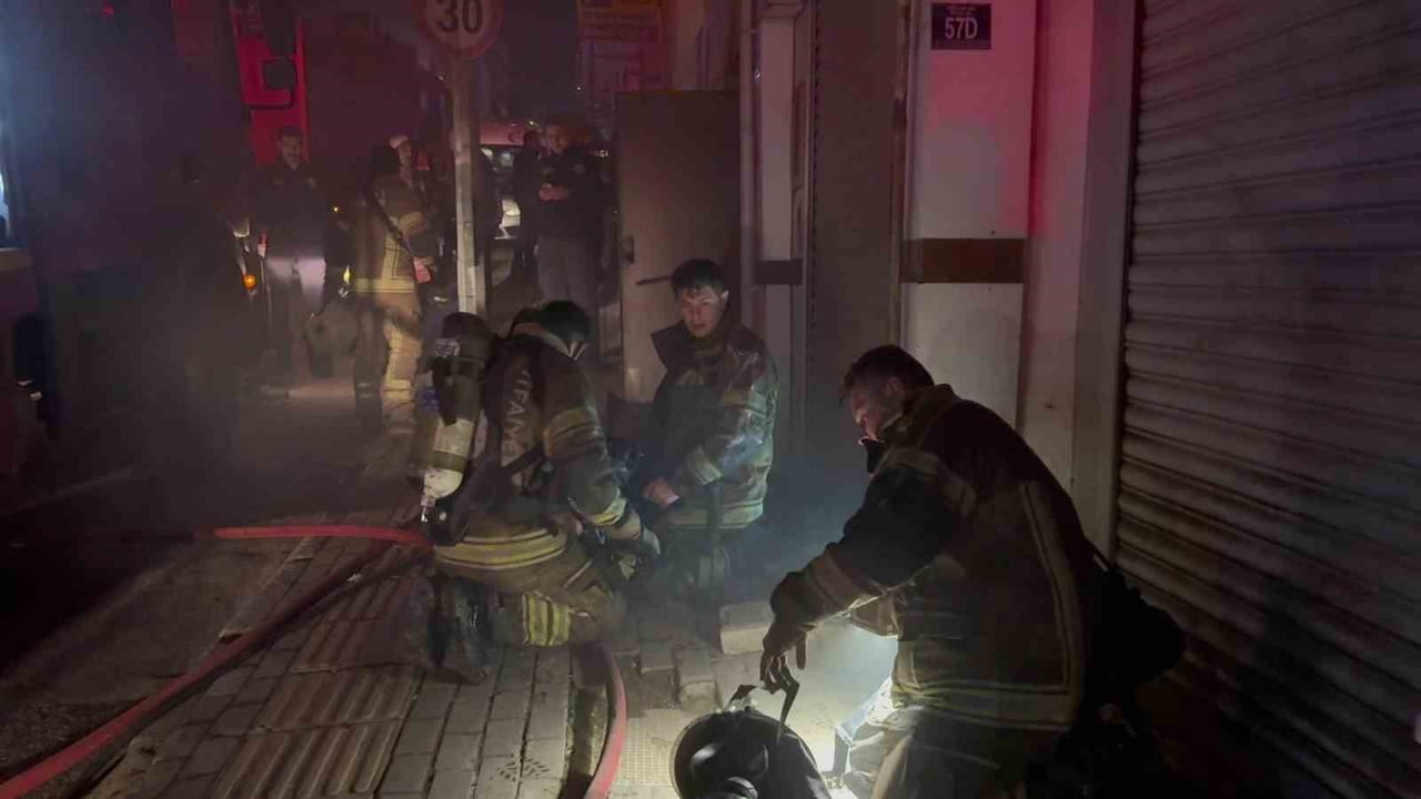 BURSA’NIN YILDIRIM İLÇESİNDE BULUNAN BİR DEPODA ÇIKAN YANGIN, İTFAİYE EKİPLERİNİN HIZLI...