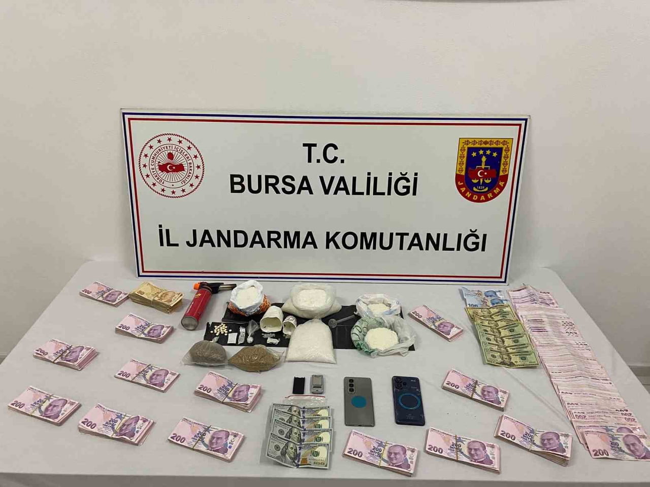 BURSA’NIN YILDIRIM İLÇESİNDE JANDARMA EKİPLERİNİN UYUŞTURUCUYLA MÜCADELE KAPSAMINDA YÜRÜTTÜĞÜ...