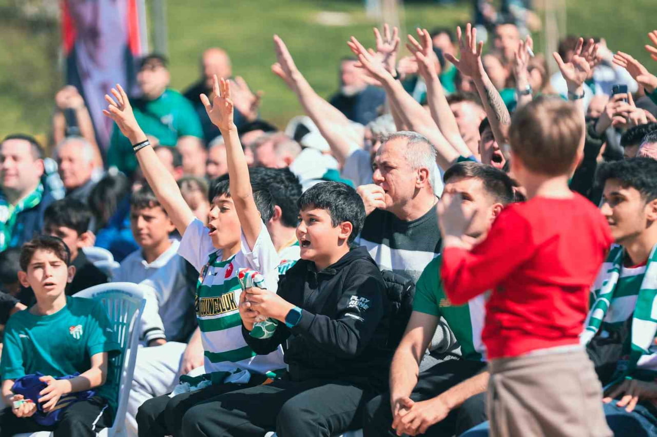 BURSASPOR'UN TFF 2. LİG'DE ANKARA DEMİRSPOR İLE ESKİŞEHİR'DE OYNADIĞI KRİTİK MÜCADELE, BURSA'DA...