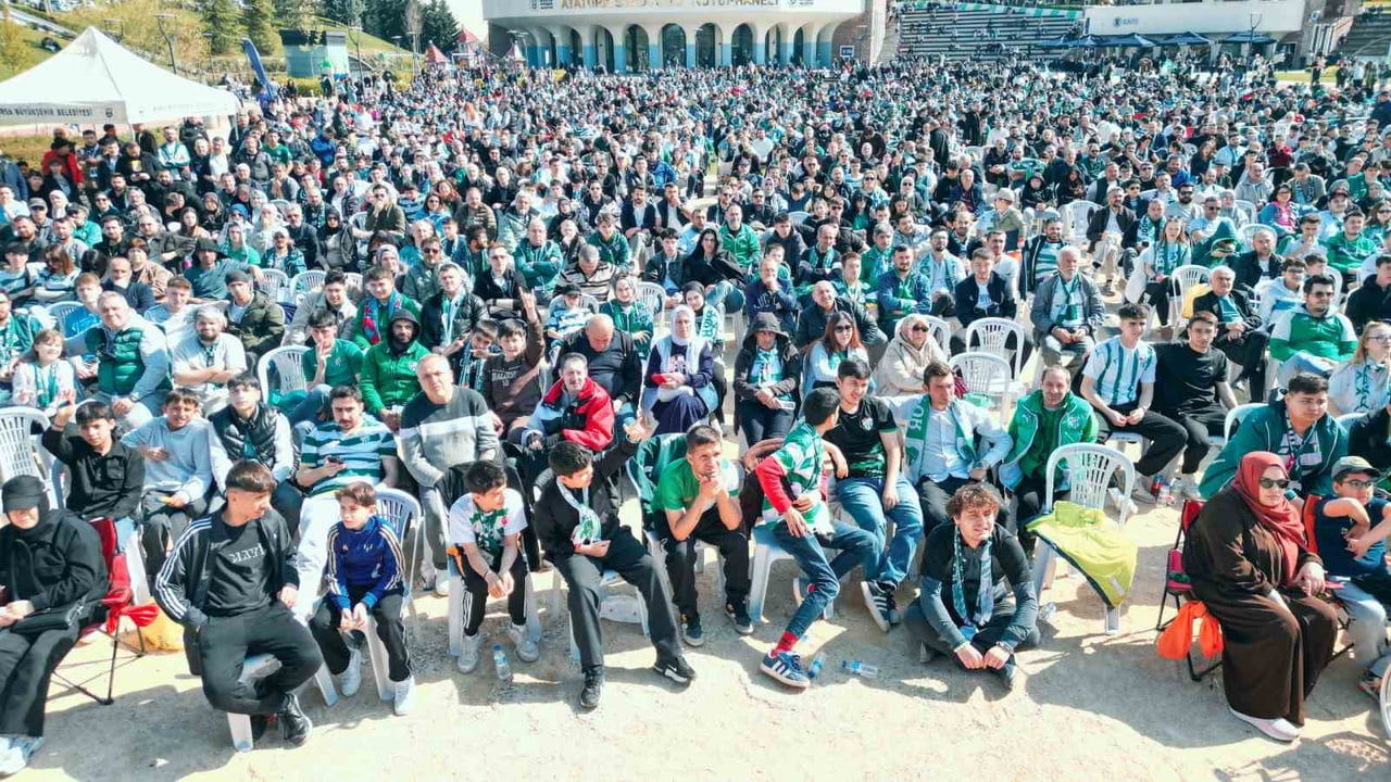 BURSASPOR'UN TFF 2. LİG'DE ANKARA DEMİRSPOR İLE ESKİŞEHİR'DE OYNADIĞI KRİTİK MÜCADELE, BURSA'DA...