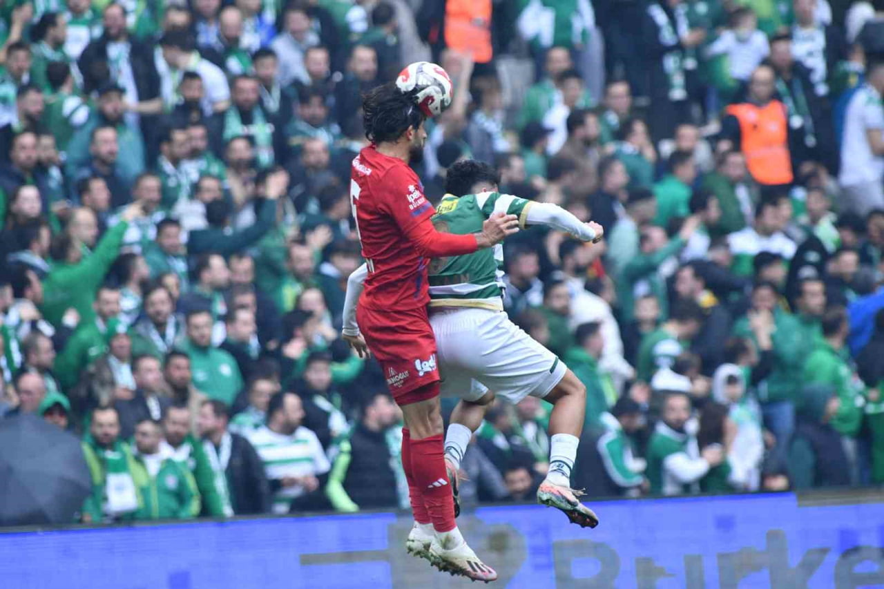 BURSASPOR İLE MARDİN 1969 SPOR ARASINDAKİ KRİTİK MÜCADELEDE YEŞİL BEYAZLILAR İKİNCİ YARIDA BULDUĞU...