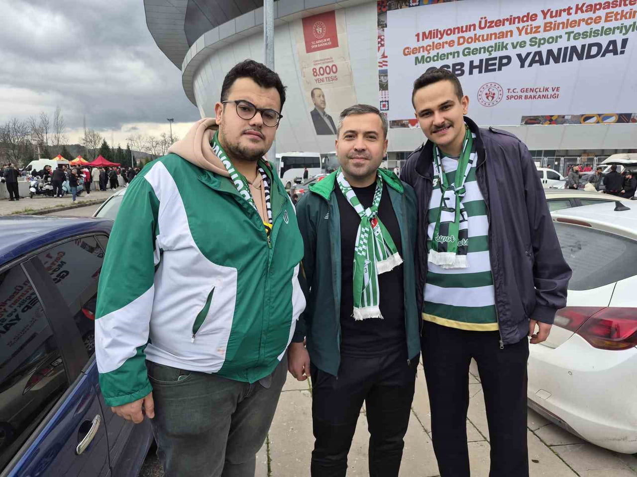 BURSASPOR TARAFTARI, KÜTAHYASPOR İLE KRİTİK BİR MÜCADELEYE ÇIKAN ESKİŞEHİRSPOR'A DESTEK VERMEK...