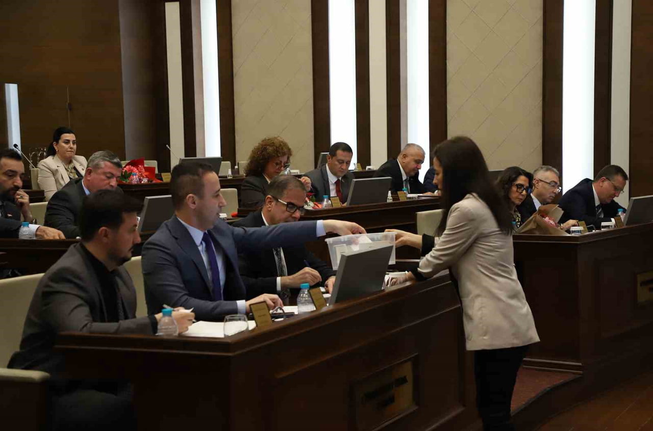 BÜYÜKÇEKMECE BELEDİYE MECLİSİ, NİSAN AYI BİRİNCİ TOPLANTISINI GERÇEKLEŞTİRİLDİ. ENCÜMEN VE...