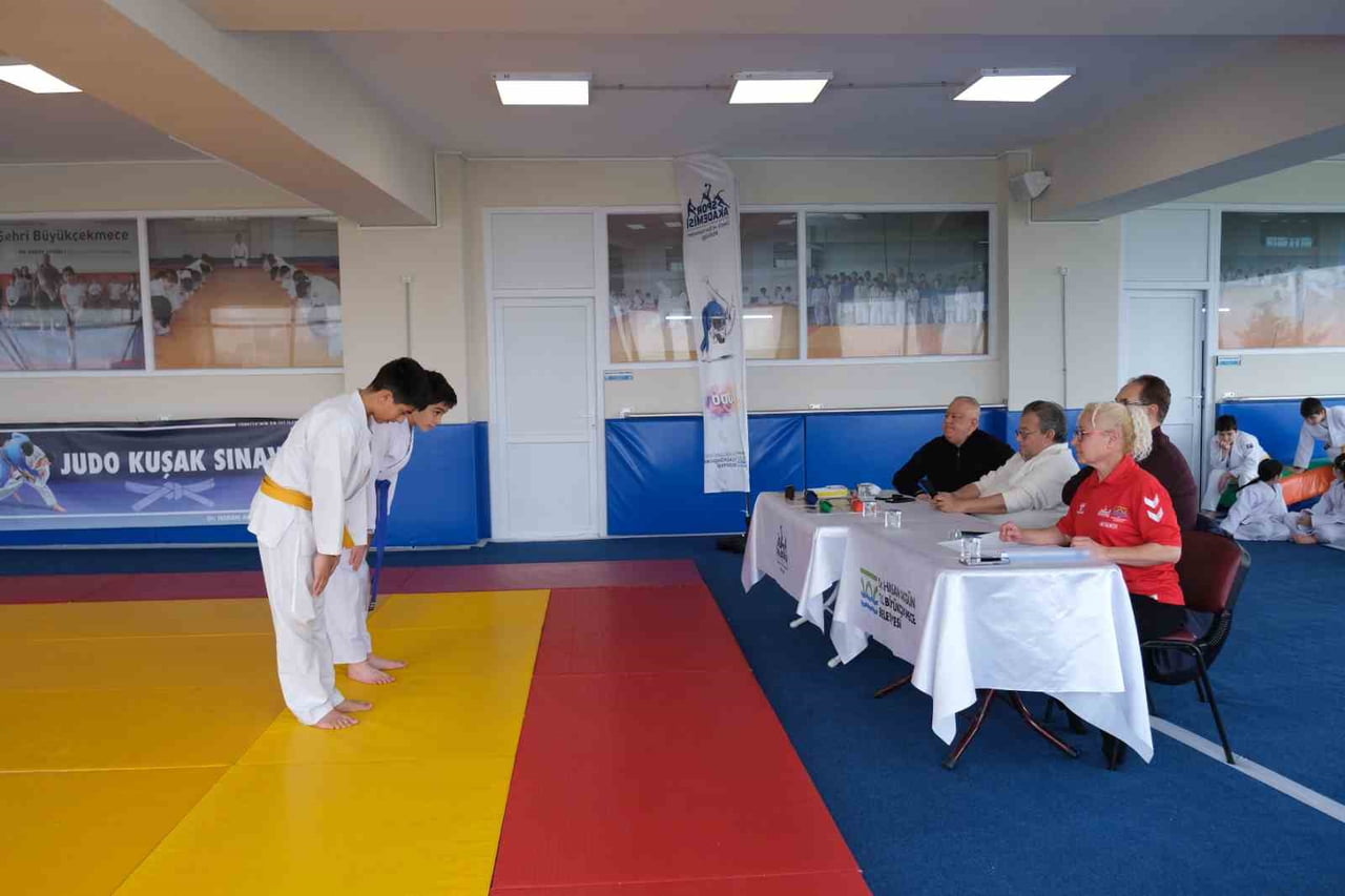 BÜYÜKÇEKMECE BELEDİYESİ SPOR KULÜBÜ’NCE DÜZENLENEN JUDO KUŞAK SINAVINI BAŞARIYLA GEÇEN MİNİK VE...