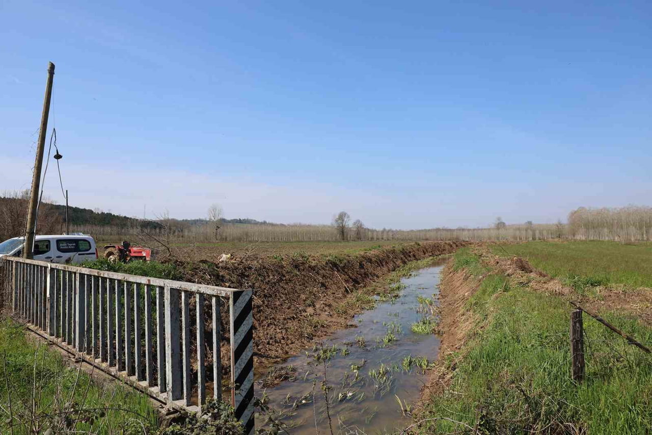 BÜYÜKŞEHİR BELEDİYESİ’NİN 16 İLÇEDE BAŞLATTIĞI DRENAJ VE SULAMA KANALI TEMİZLİĞİ ÇALIŞMALARI...