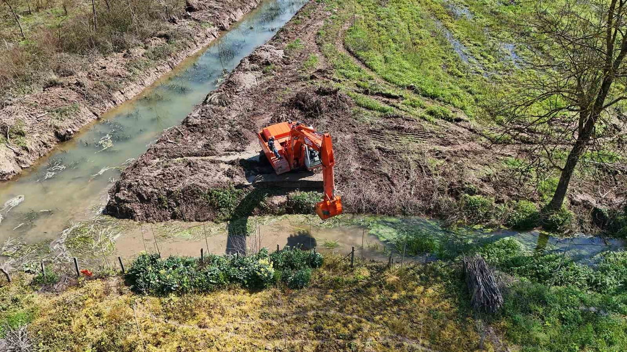 BÜYÜKŞEHİR BELEDİYESİ’NİN 16 İLÇEDE BAŞLATTIĞI DRENAJ VE SULAMA KANALI TEMİZLİĞİ ÇALIŞMALARI...