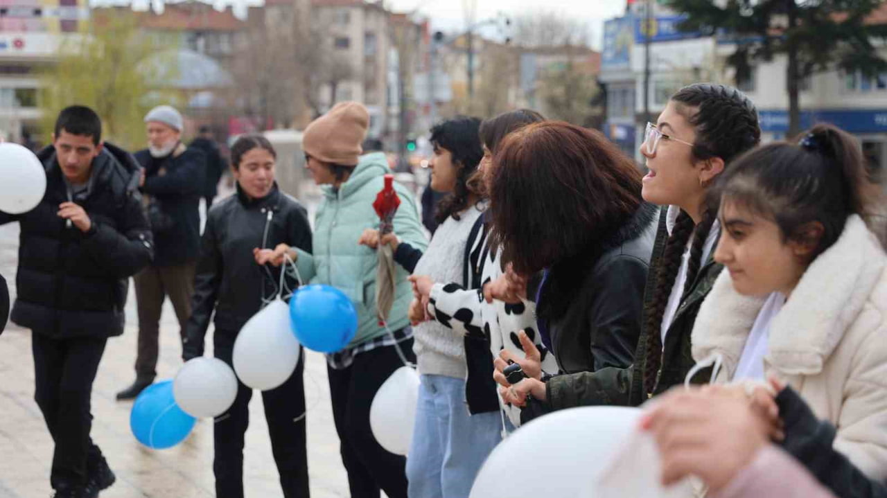 CACABEY MEYDANI'NDA GERÇEKLEŞTİRİLEN PROGRAMDA BALONLAR GÖKYÜZÜNE BIRAKILIRKEN, DAVUL ZURNA...