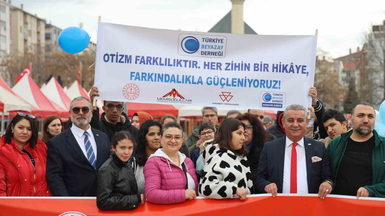 CACABEY MEYDANI'NDA GERÇEKLEŞTİRİLEN PROGRAMDA BALONLAR GÖKYÜZÜNE BIRAKILIRKEN, DAVUL ZURNA...