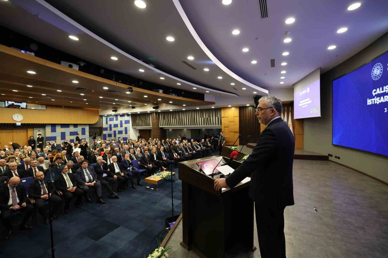 ÇALIŞMA VE SOSYAL GÜVENLİK BAKANI VEDAT IŞIKHAN TÜRKİYE İŞVEREN SENDİKALARI KONFEDERASYONU'NUN...