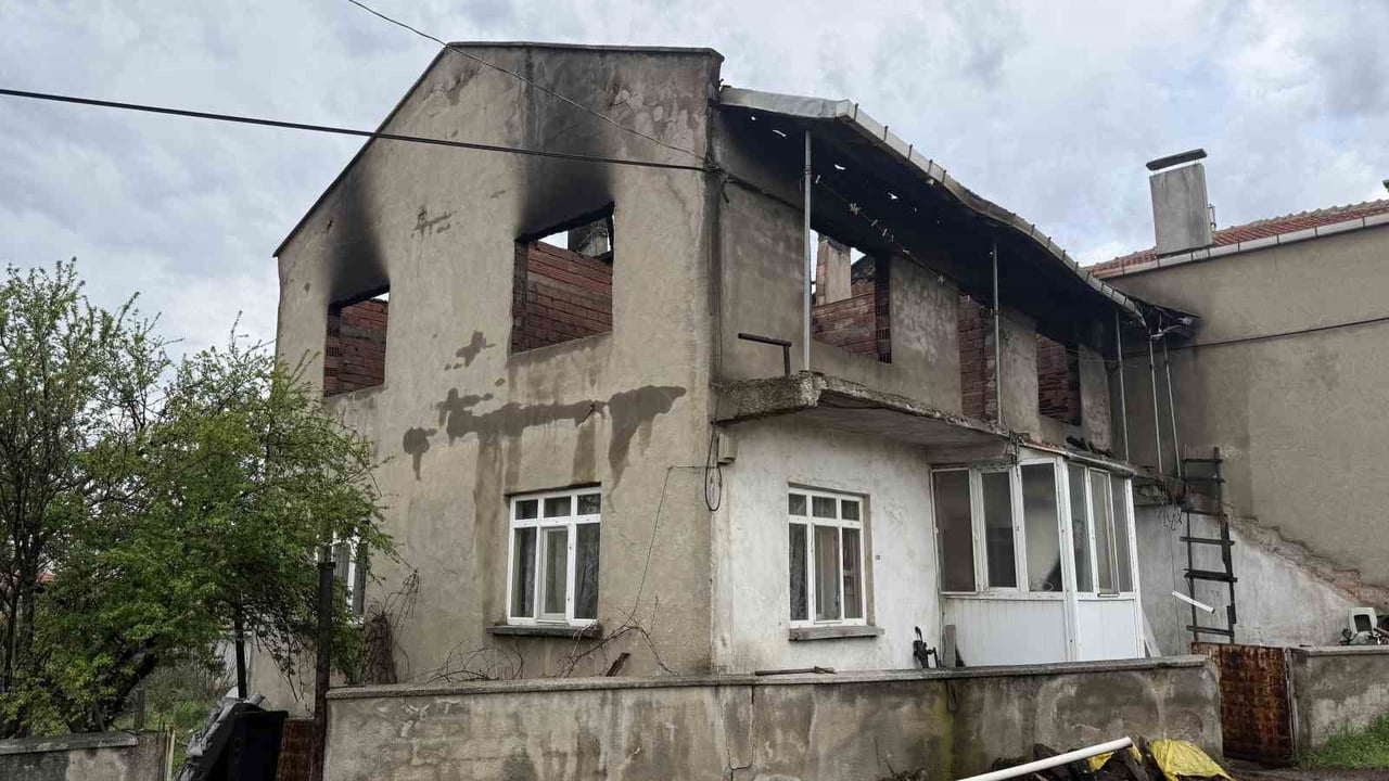 ÇAN İLÇESİNDE BİR EVİN BACASINDA ÇIKAN YANGIN ÇATIYI KÜLE ÇEVİRDİ.