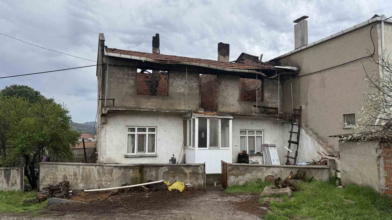 ÇAN İLÇESİNDE BİR EVİN BACASINDA ÇIKAN YANGIN ÇATIYI KÜLE ÇEVİRDİ.