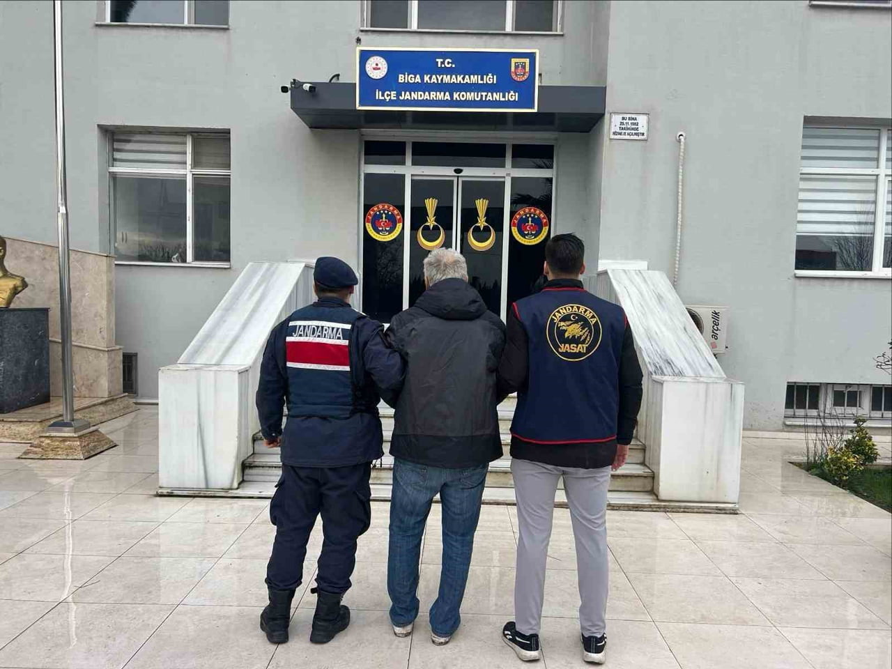 ÇANAKKALE'DE JANDARMA EKİPLERİNCE ÇEŞİTLİ SUÇLARDAN ARANAN 14 KİŞİ TUTUKLANDI.