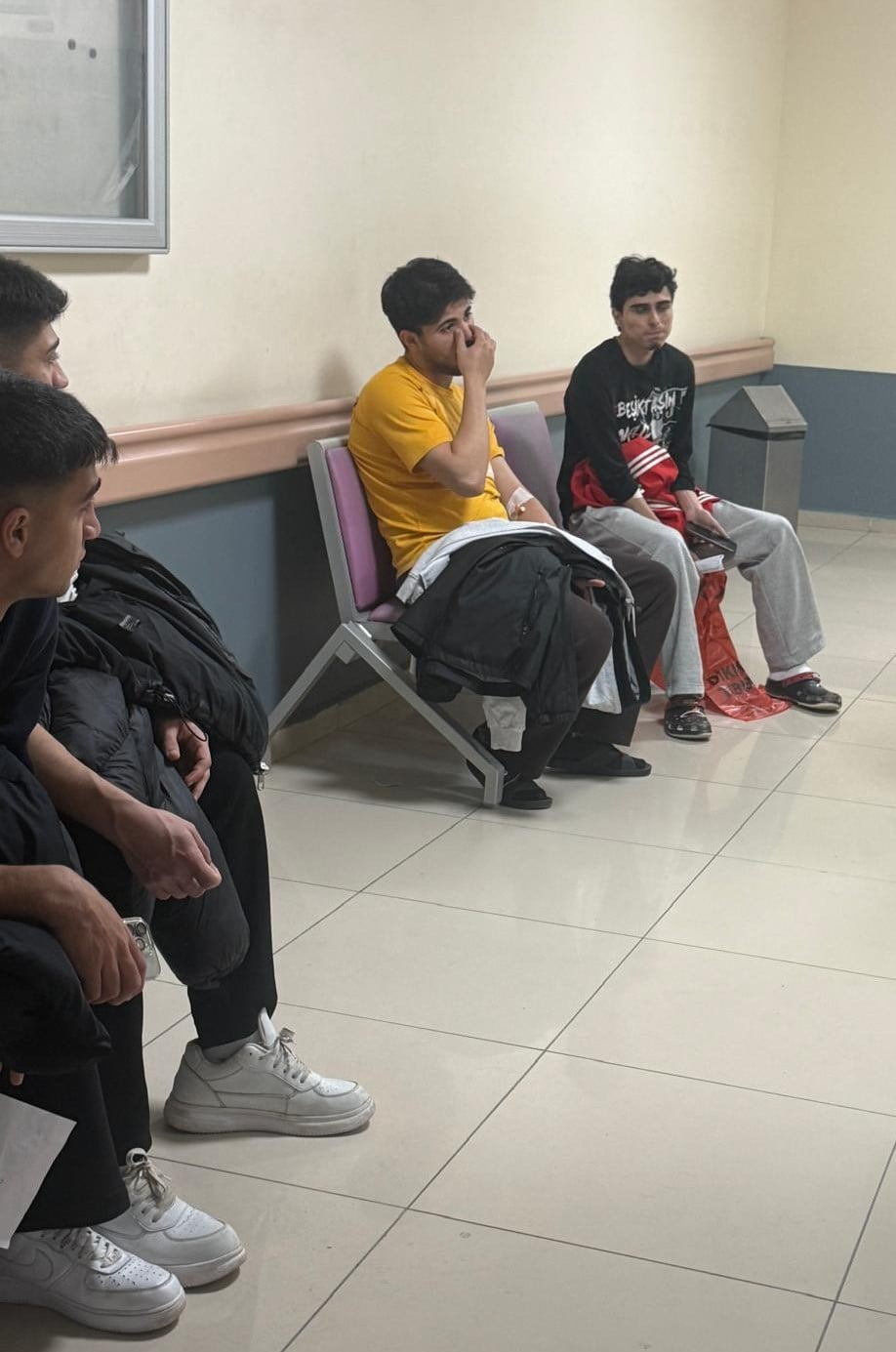 ÇANAKKALE'DE ÜNİVERSİTE ÖĞRENCİLERİNİN KALDIĞI KYK YURDUNDA RAHATSIZLANAN 73 ÖĞRENCİ AMBULANSLARLA...