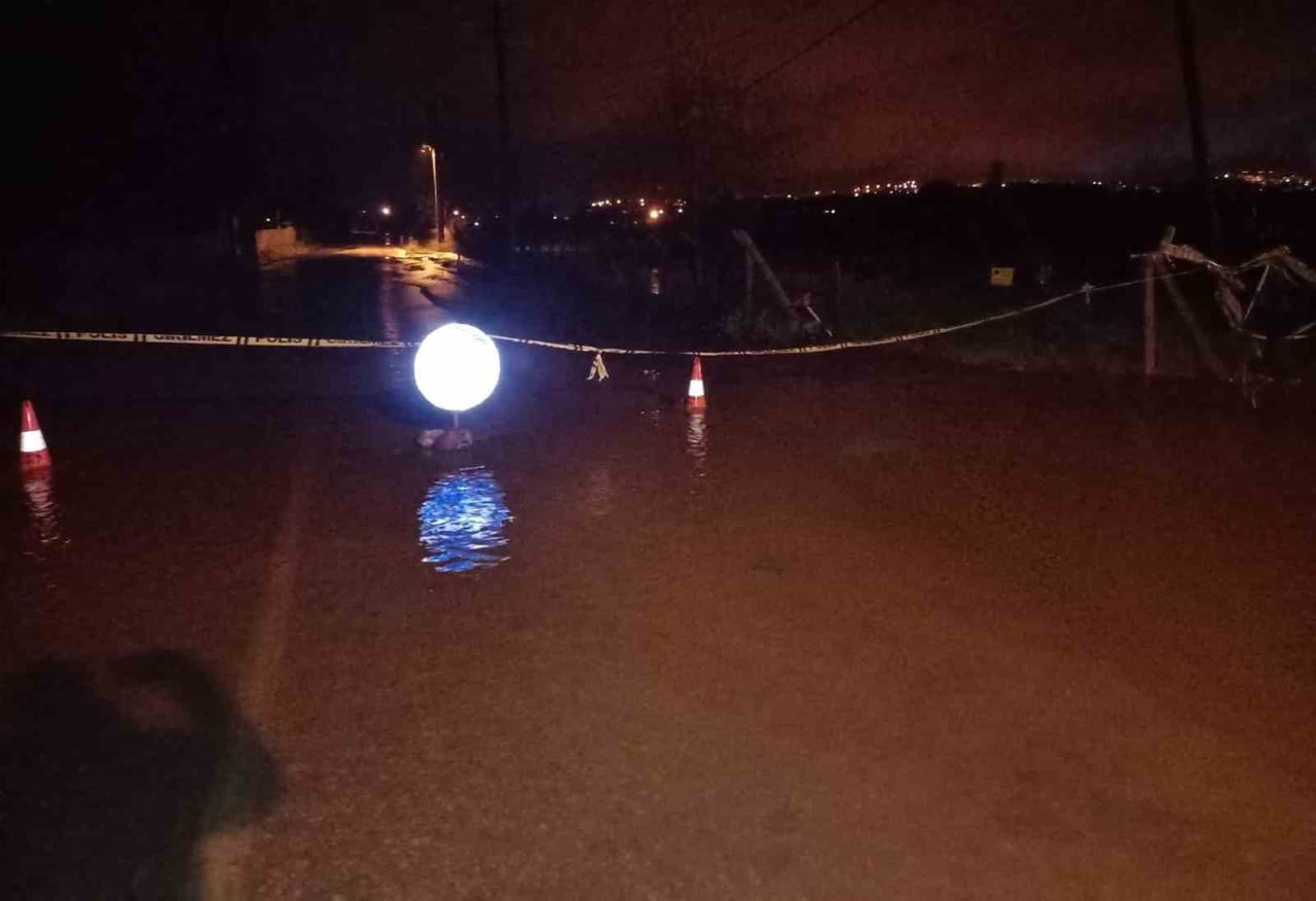 ÇANAKKALE'NİN AYVACIK İLÇESİNDE SAĞANAKYAĞIŞ HAYATI OLUMSUZ ETKİLEDİ.