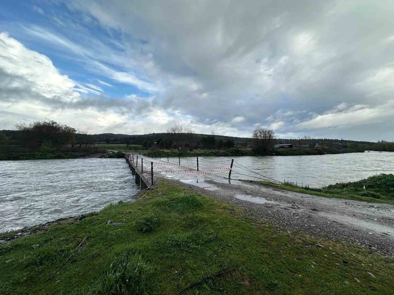 ÇANAKKALE'NİN AYVACIK İLÇESİNDE SAĞANAKYAĞIŞ HAYATI OLUMSUZ ETKİLEDİ.