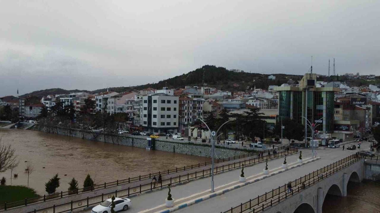 ÇANAKKALE'NİN BİGA İLÇESİNDE ETKİLİ OLAN YAĞMUR NEDENİYLE İLÇE MERKEZİNDEN GEÇEN KOCABAŞ ÇAYI...