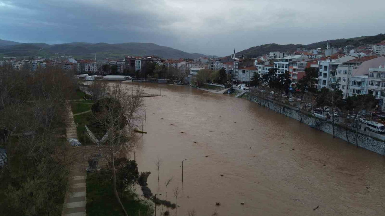 ÇANAKKALE'NİN BİGA İLÇESİNDE ETKİLİ OLAN YAĞMUR NEDENİYLE İLÇE MERKEZİNDEN GEÇEN KOCABAŞ ÇAYI...