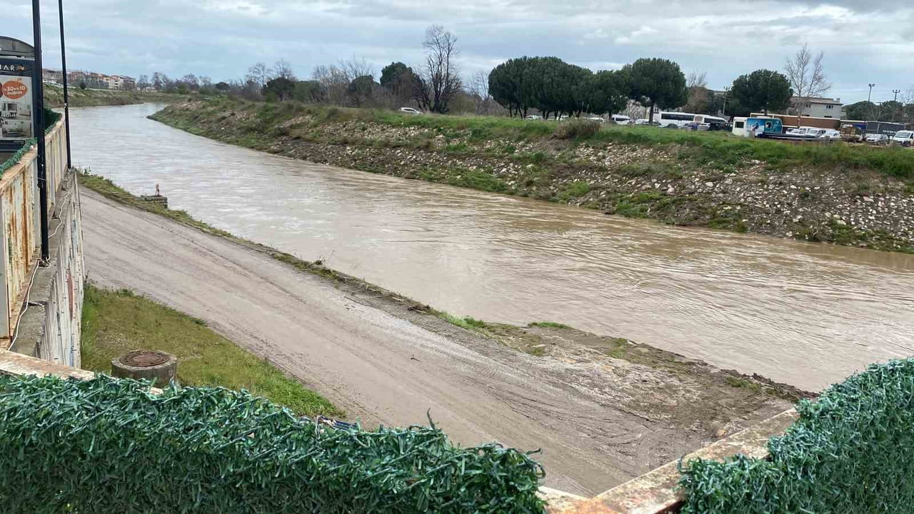 ÇANAKKALE'NİN BİGA İLÇESİNDE ETKİLİ OLAN YAĞMURLAR NEDENİYLE TAŞAN KOCABAŞ ÇAYI NORMALE...