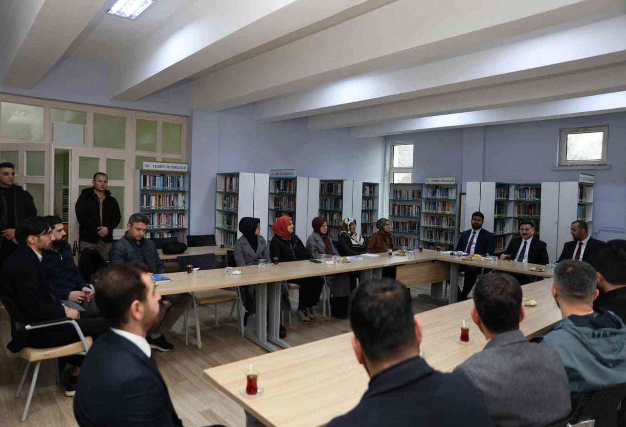 ÇANAKKALE'NİN GÖKÇEADA İLÇESİNDE KAYMAKAM OSMAN ACAR, İLÇE MÜFTÜLÜĞÜ PERSONELİ İLE BİR ARAYA...