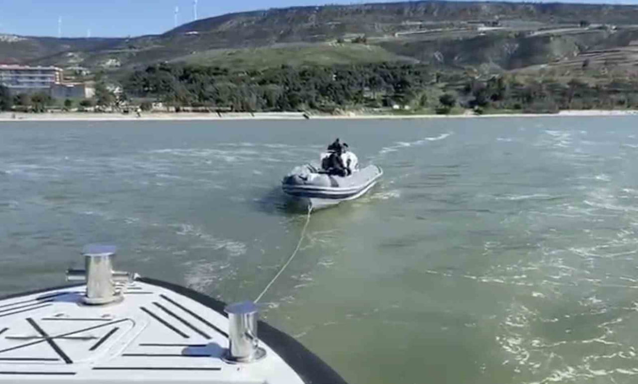 ÇANAKKALE BOĞAZI’NDA MOTOR ARIZASI YAPARAK SÜRÜKLENEN LASTİK BOTTAKİ 3 KİŞİ SAHİL GÜVENLİK...