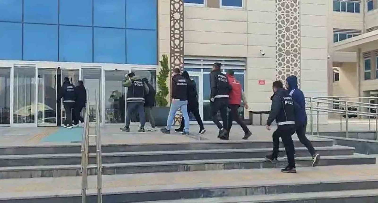 ÇANAKKALE’DE EMNİYET TARAFINDAN GERÇEKLEŞTİRİLEN HUZUR UYGULAMALARINDA UYUŞTURUCU VEYA UYARICI...