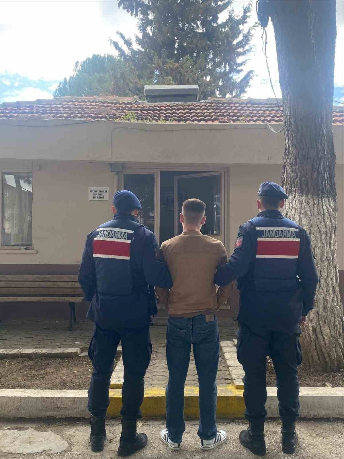 ÇANAKKALE’DE JANDARMA EKİPLERİNCE GERÇEKLEŞTİRLEN ÇALIŞMALARDA FARKLI SUÇLARDAN ARANAN 15 KİŞİ...