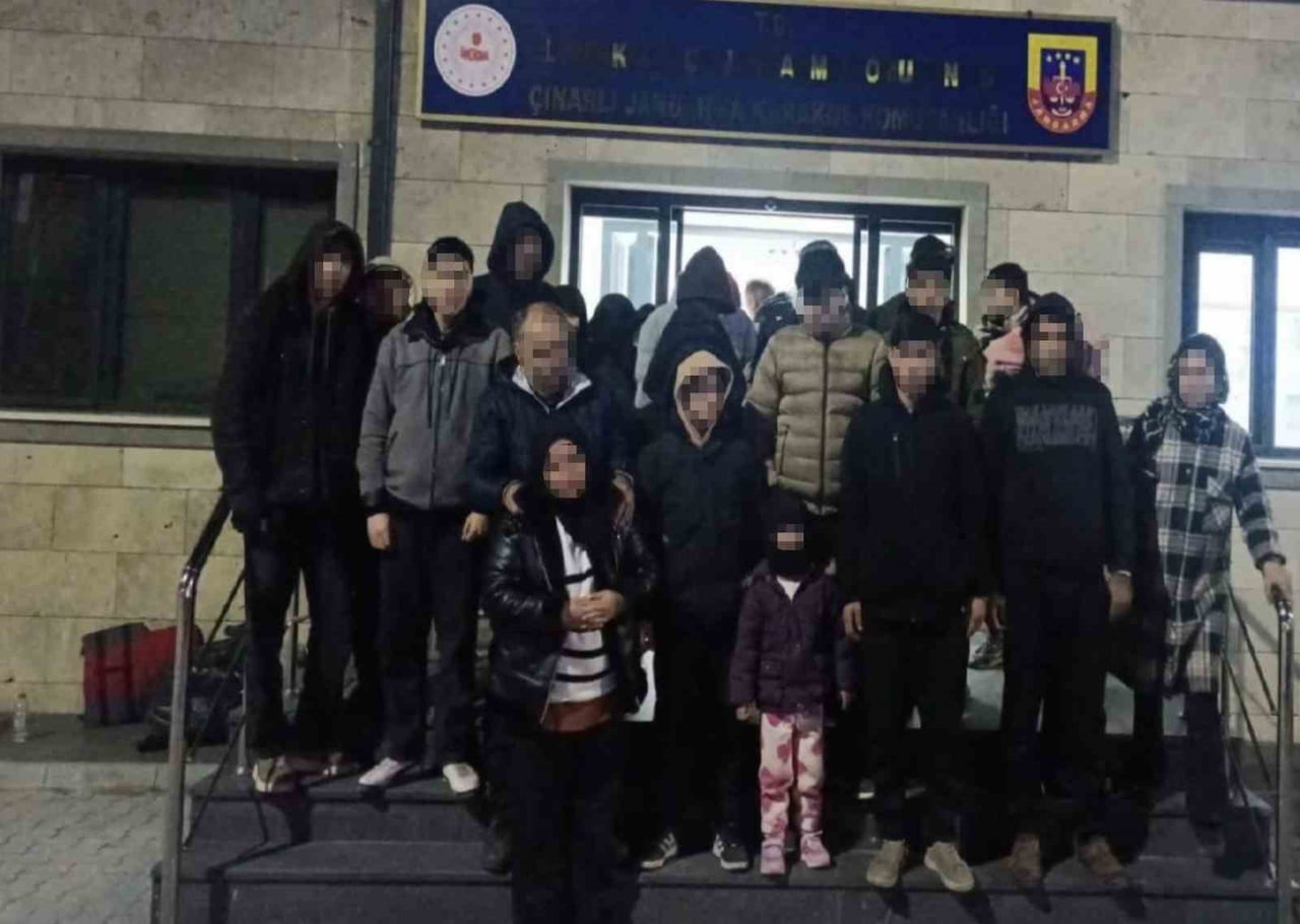 ÇANAKKALE’DE JANDARMA EKİPLERİNCE GERÇEKLEŞTİRLEN GÖÇMEN KAÇAKÇILIĞI OPERASYONUNDA 77 KAÇAK GÖÇMEN...