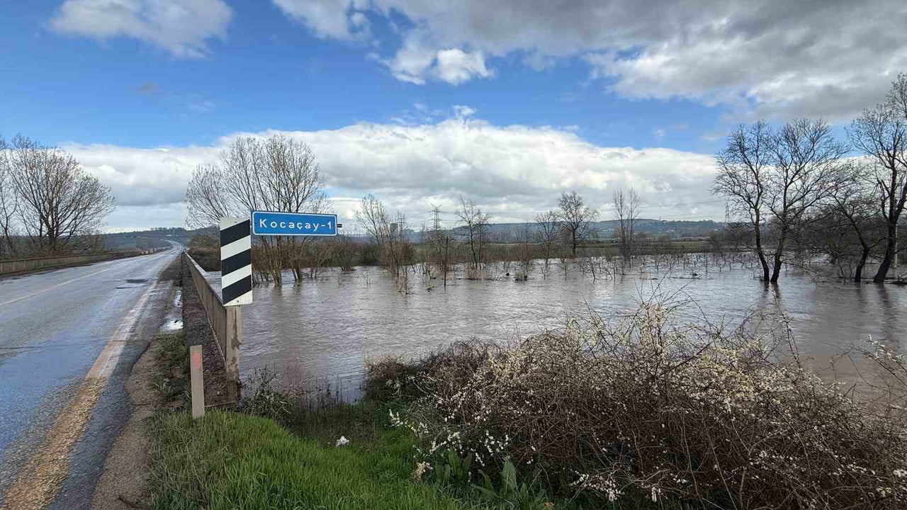ÇANAKKALE İL GENELİNDE DÜN GECEDEN BU YANA ETKİLİ OLAN YAĞIŞ NEDENİYLE KOCABAŞ ÇAYI TAŞTI. ÇAN...