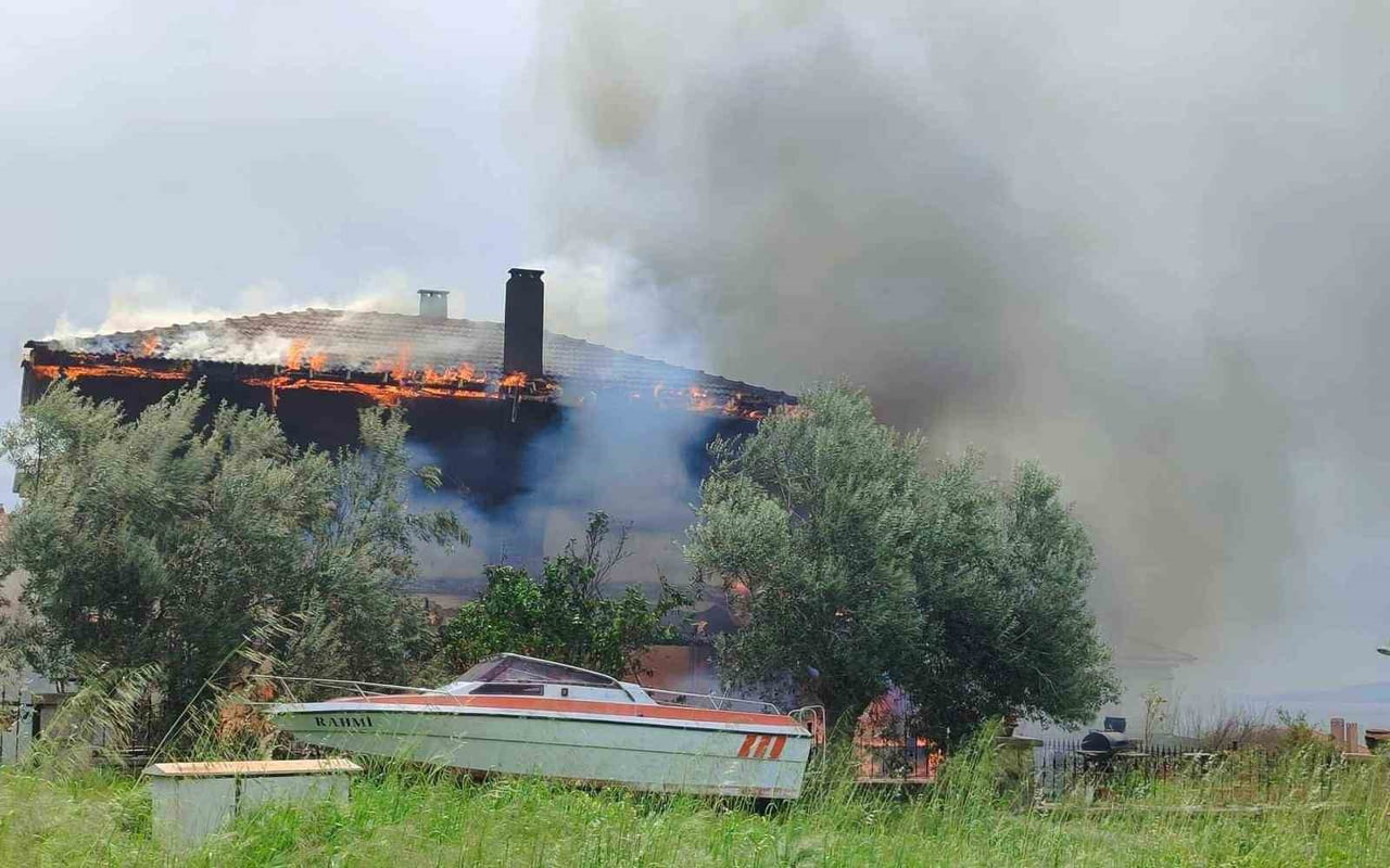 ÇANAKKALE’NİN AYVACIK İLÇESİNDE BİR VİLLADA ÇIKAN YANGIN İTFAİYE EKİPLERİ TARAFINDAN...