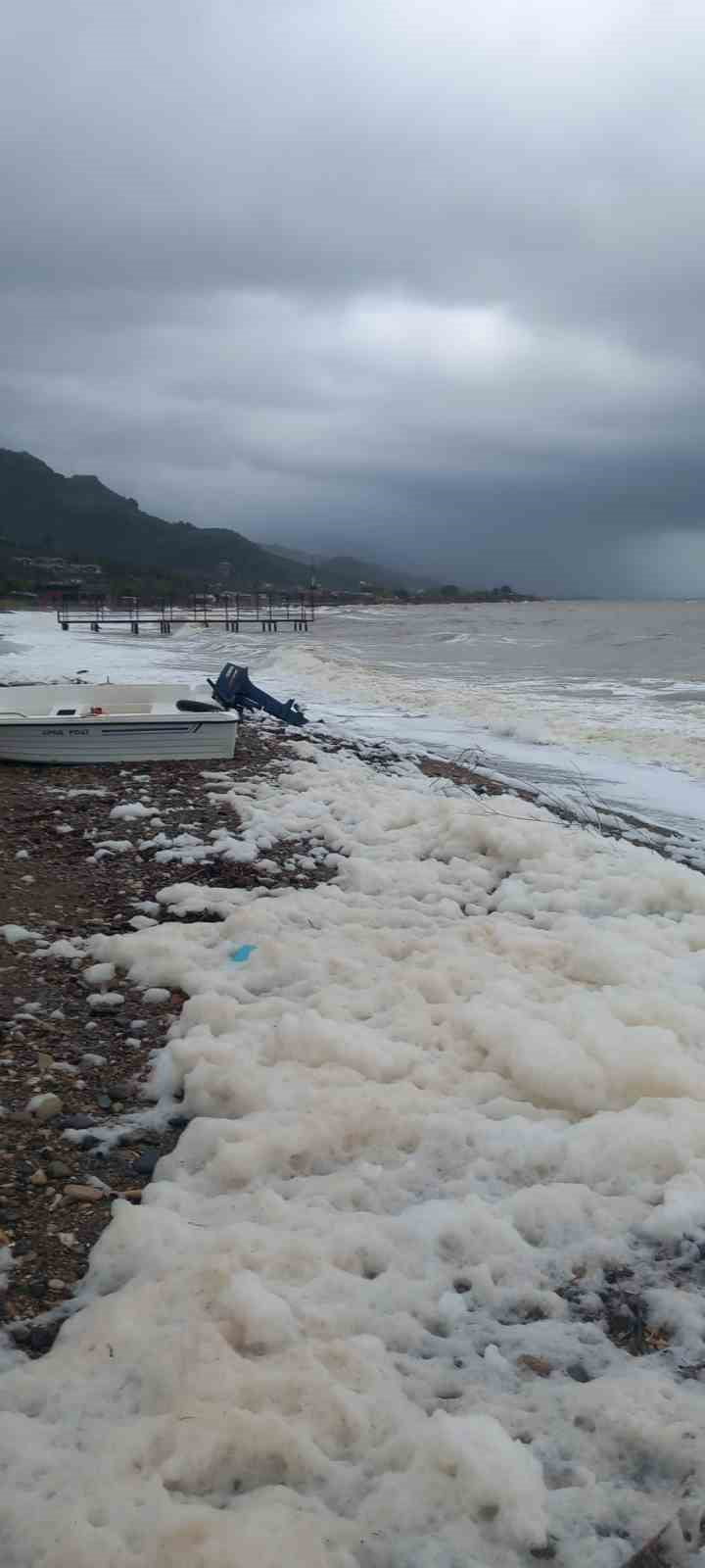 ÇANAKKALE’NİN AYVACIK İLÇESİNDE ŞİDDETLİ DALGALARINDA ETKİSİYLE KIYIYA VURAN DENİZ SULARI SAHİLDE...
