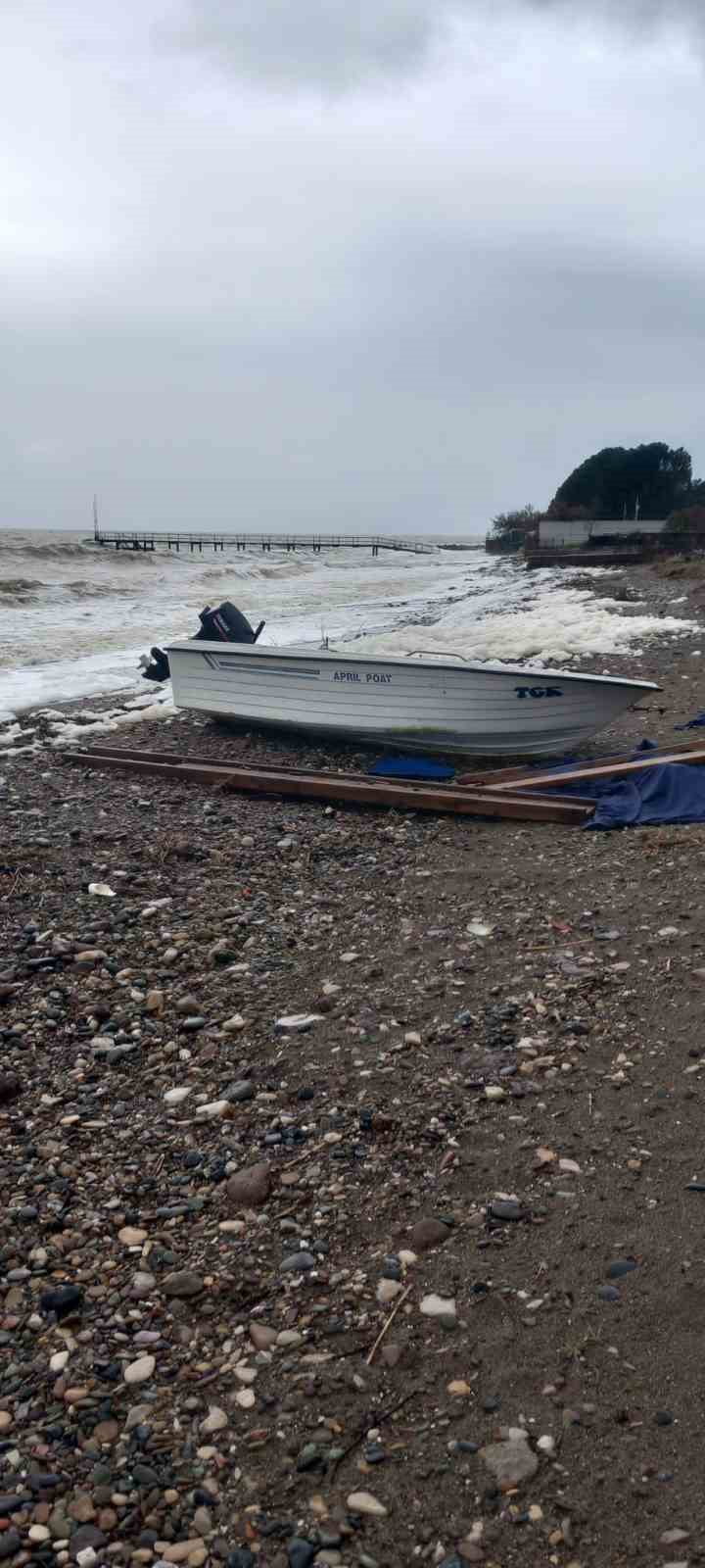 ÇANAKKALE’NİN AYVACIK İLÇESİNDE ŞİDDETLİ DALGALARINDA ETKİSİYLE KIYIYA VURAN DENİZ SULARI SAHİLDE...