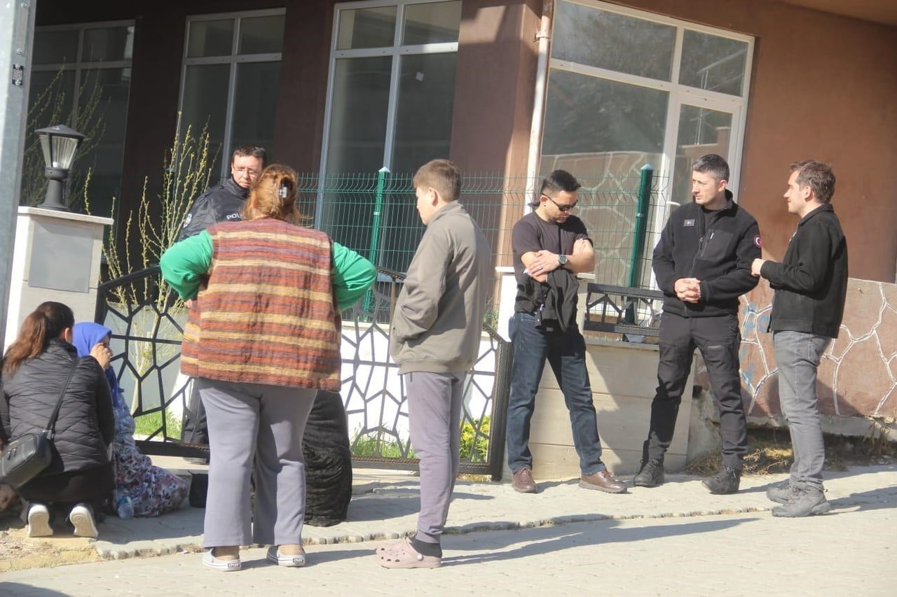 ÇANAKKALE’NİN BAYRAMİÇ İLÇESİNDE YAŞAYAN ŞEFİK S., TARTIŞTIĞI EŞİ SELVER S.’Yİ AV TÜFEĞİYLE...