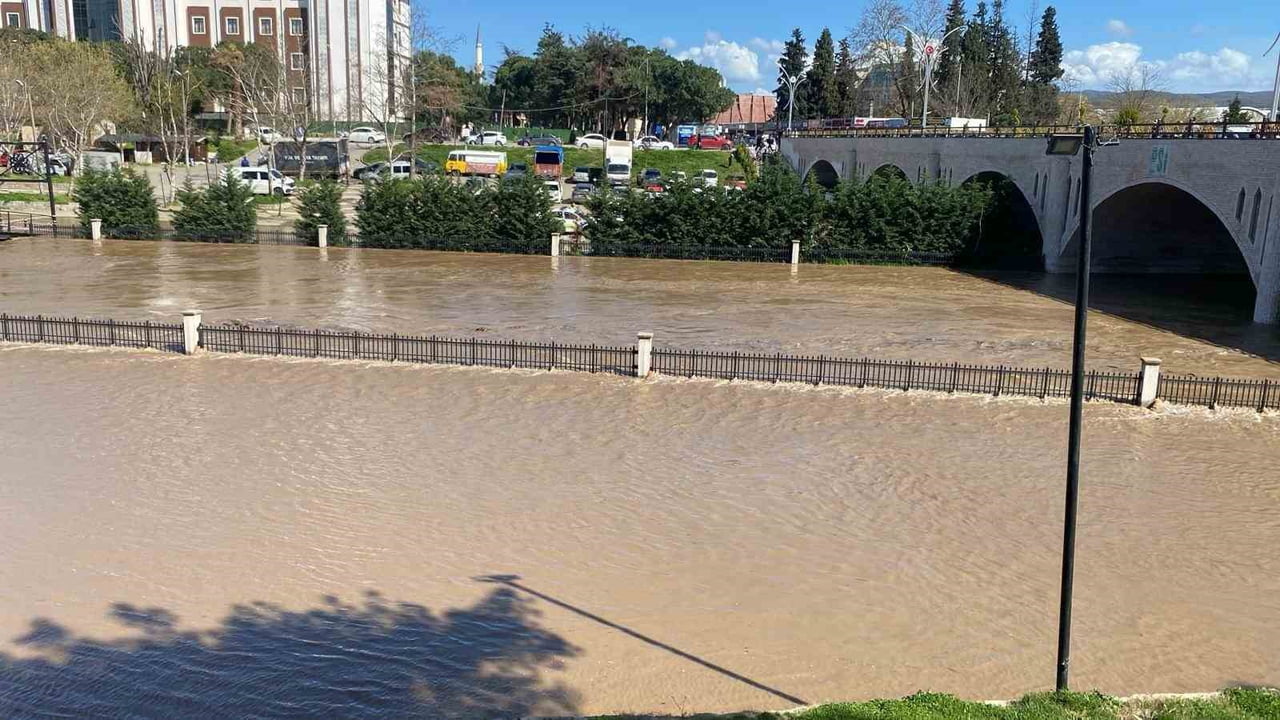 ÇANAKKALE’NİN BİGA İLÇESİNDE ETKİLİ OLAN SAĞANAK YAĞIŞ NEDENİYLE, İLÇE MERKEZİNDEN GEÇEN KOCABAŞ...