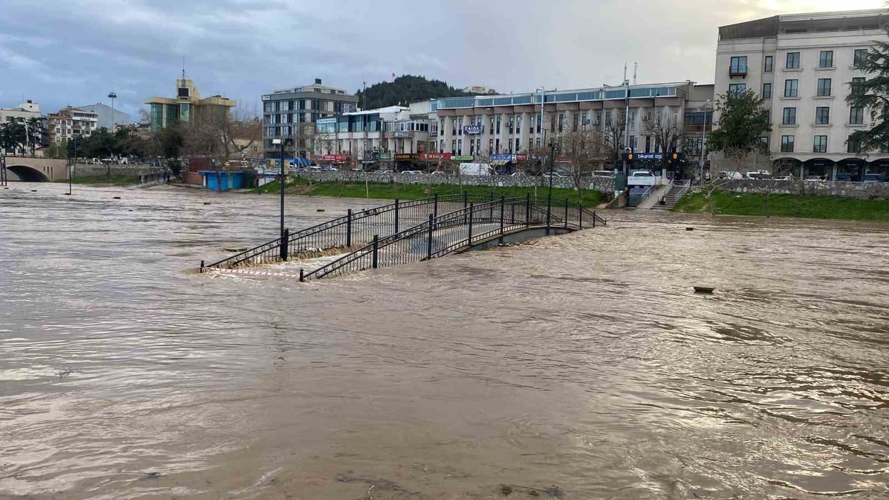 ÇANAKKALE’NİN BİGA İLÇESİNDE GECE BAŞLAYAN VE GÜN BOYU ETKİLİ OLAN YAĞMUR NEDENİYLE İLÇE...