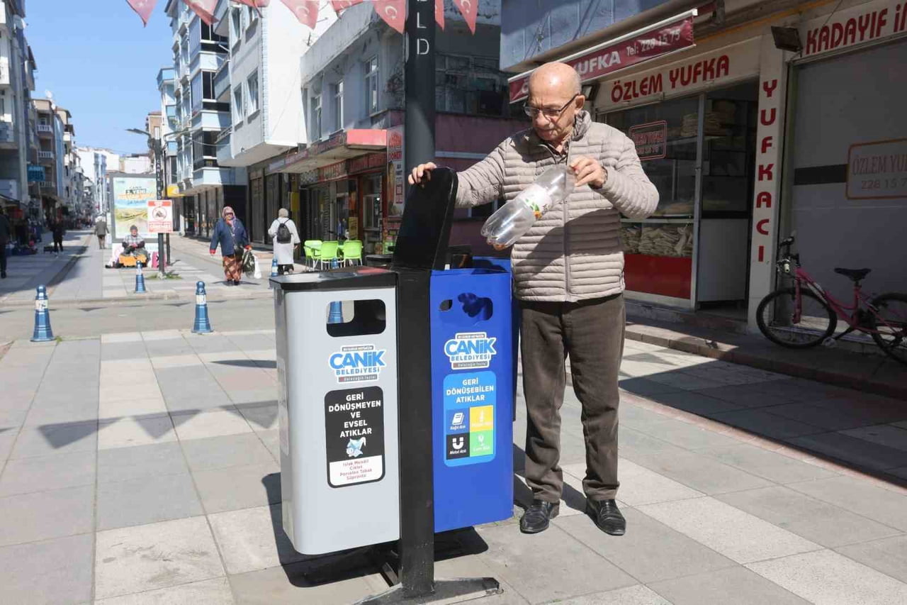 CANİK BELEDİYESİ, GERİ DÖNÜŞTÜRÜLEBİLİR ATIK NOKTALARIYLA SIFIR ATIK SEFERBERLİĞİNİ SÜRDÜRÜYOR...