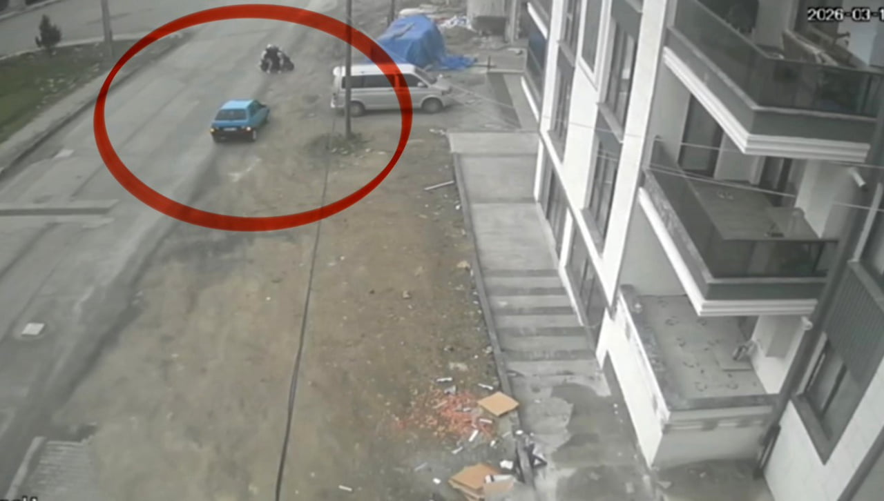 CANİK İLÇESİNDE OTOMOBİL SÜRÜCÜSÜNÜN GERİ DÖNEREK MOTOSİKLETE ÇARPTIĞI ANLAR GÜVENLİK KAMERASINA...