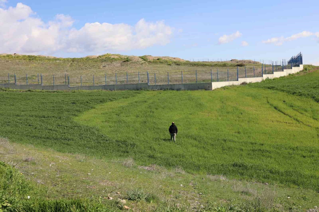 ÇANKIRI’DA EVİNİN YANINDA BULUNAN FABRİKADAN TARLAYA SALINAN ATIK SUYUN HEM KENDİSİNE HEM DE...