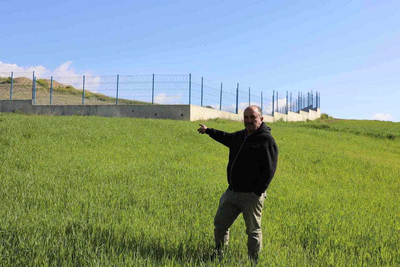 ÇANKIRI’DA EVİNİN YANINDA BULUNAN FABRİKADAN TARLAYA SALINAN ATIK SUYUN HEM KENDİSİNE HEM DE...