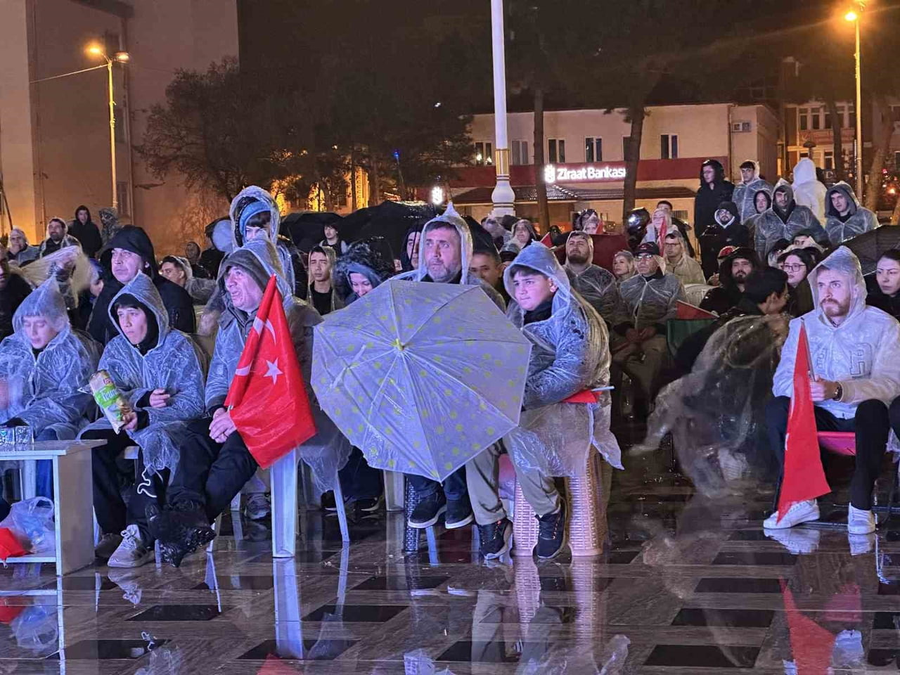 ÇANKIRI’DA VATANDAŞLAR, YAĞMUR ALTINDA TÜRKİYE İLE KOSOVA ARASINDA OYNANAN KRİTİK MİLLİ MAÇI DEV...