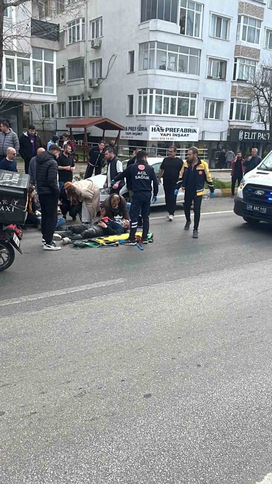 ÇARPMANIN ETKİSİYLE MOTOSİKLET OTOMOBİLİN ALTINDA KALARAK BİR SÜRE SÜRÜKLENDİ.