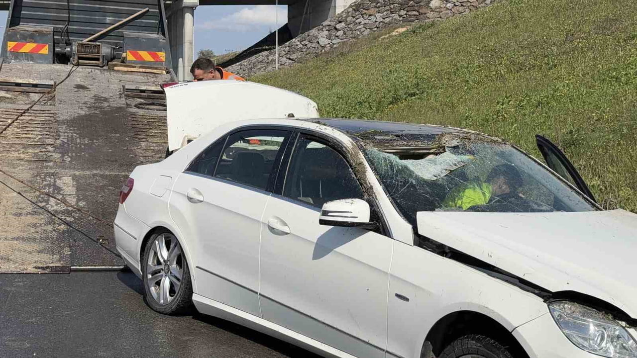 ÇATALCA İLÇESİNDE KUZEY MARMARA OTOYOLU ÜZERİNDE SÜRÜCÜSÜNÜN KONTROLÜNDEN ÇIKAN OTOMOBİL TAKLA...