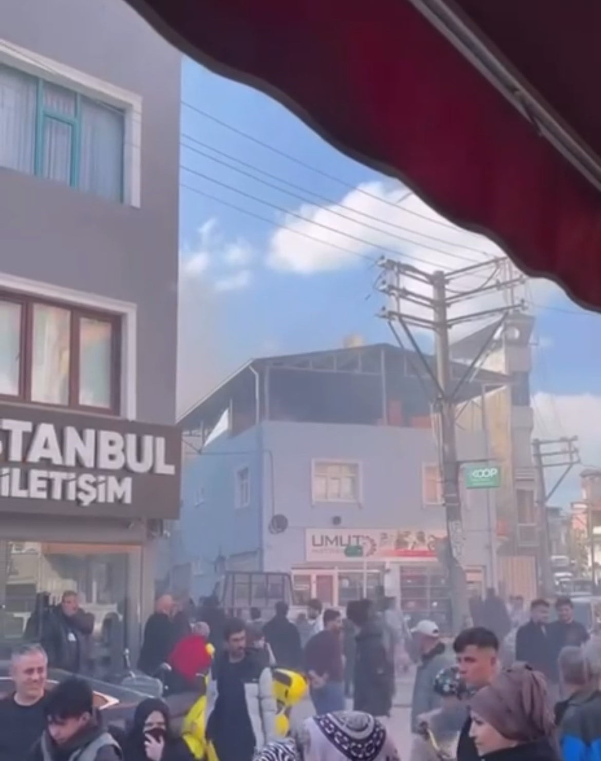 ÇATI KATINDA KORKUTAN YANGIN MAHALLELİ SOKAĞA DÖKÜLDÜ, ÇATI KÜLE DÖNDÜ