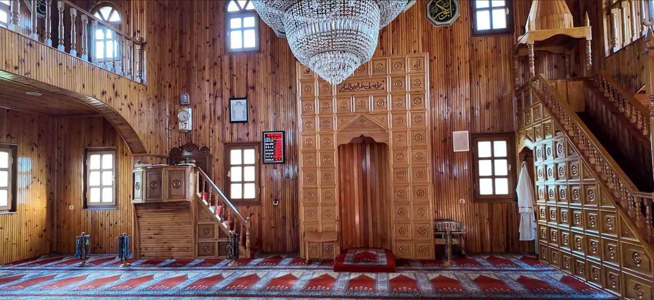 ÇAYCUMA İLÇESİNE BAĞLI AKÇAHATİPLER KÖYÜ MERKEZ CAMİSİ, ÇANTI TEKNİĞİYLE 2 ASIRDIR CEMAATİNİ...