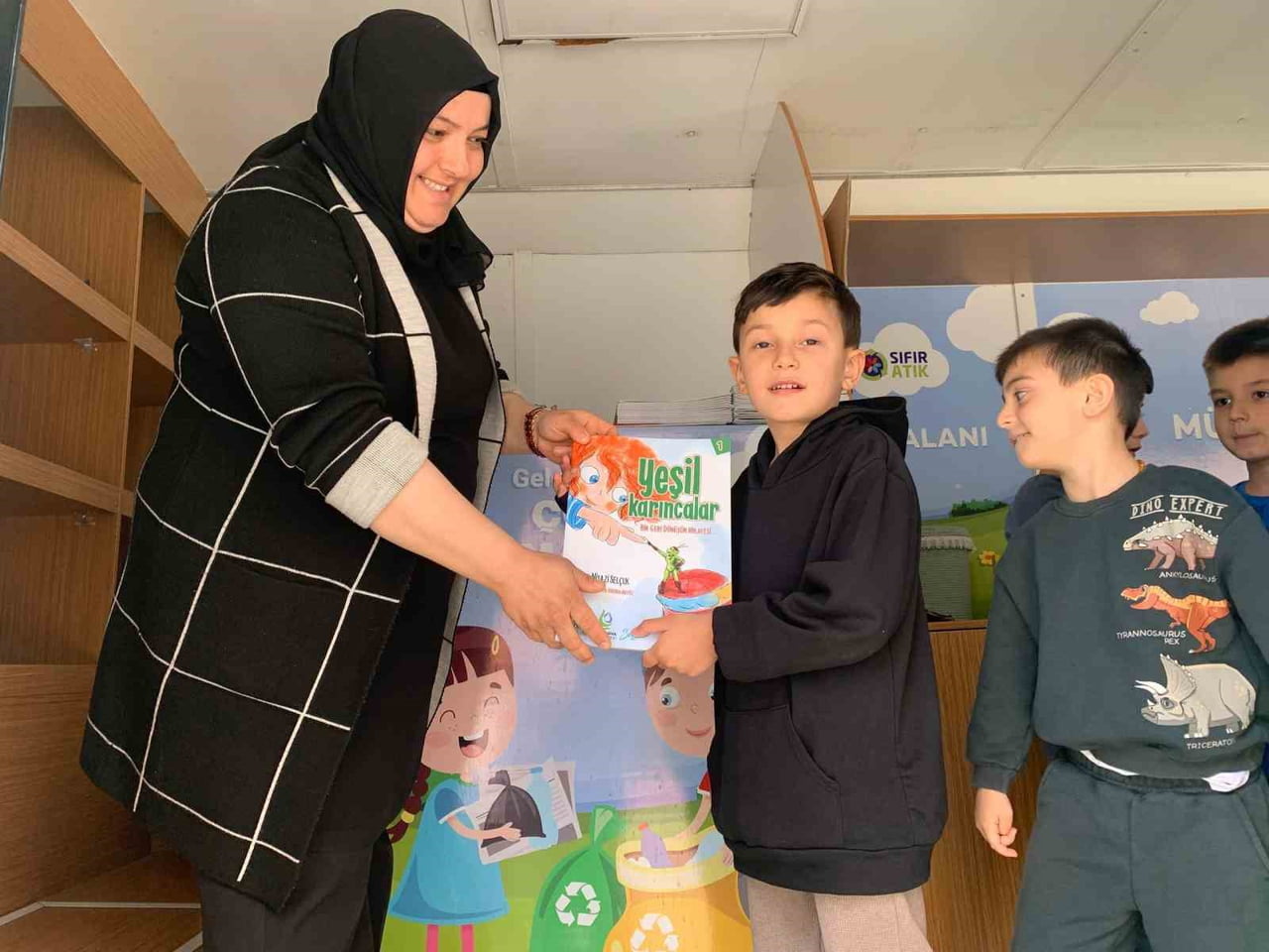 ÇAYIROVA'DA ANAOKULU ÖĞRENCİLERİNE YÖNELİK SIFIR ATIK VE GERİ DÖNÜŞÜMÜN ÖNEMİNİ ANLATAN EĞİTİM...