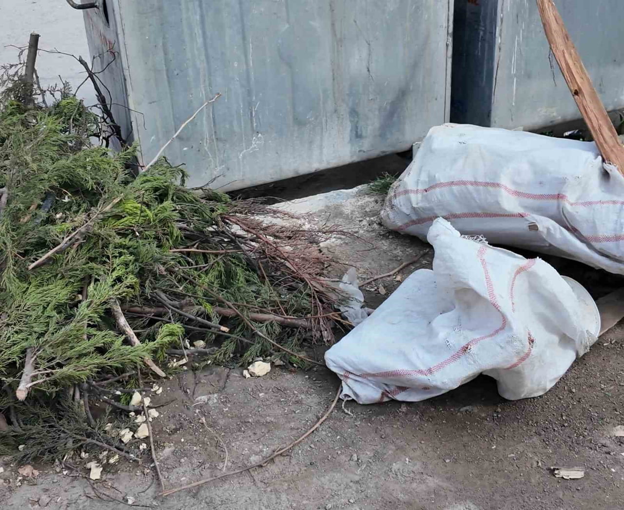 ÇAYIROVA'DA ÇEVREYE GELİŞİGÜZEL BIRAKILAN KABA ATIK VE MOLOZLARIN ÖNÜNE GEÇMEK AMACIYLA TESPİT...
