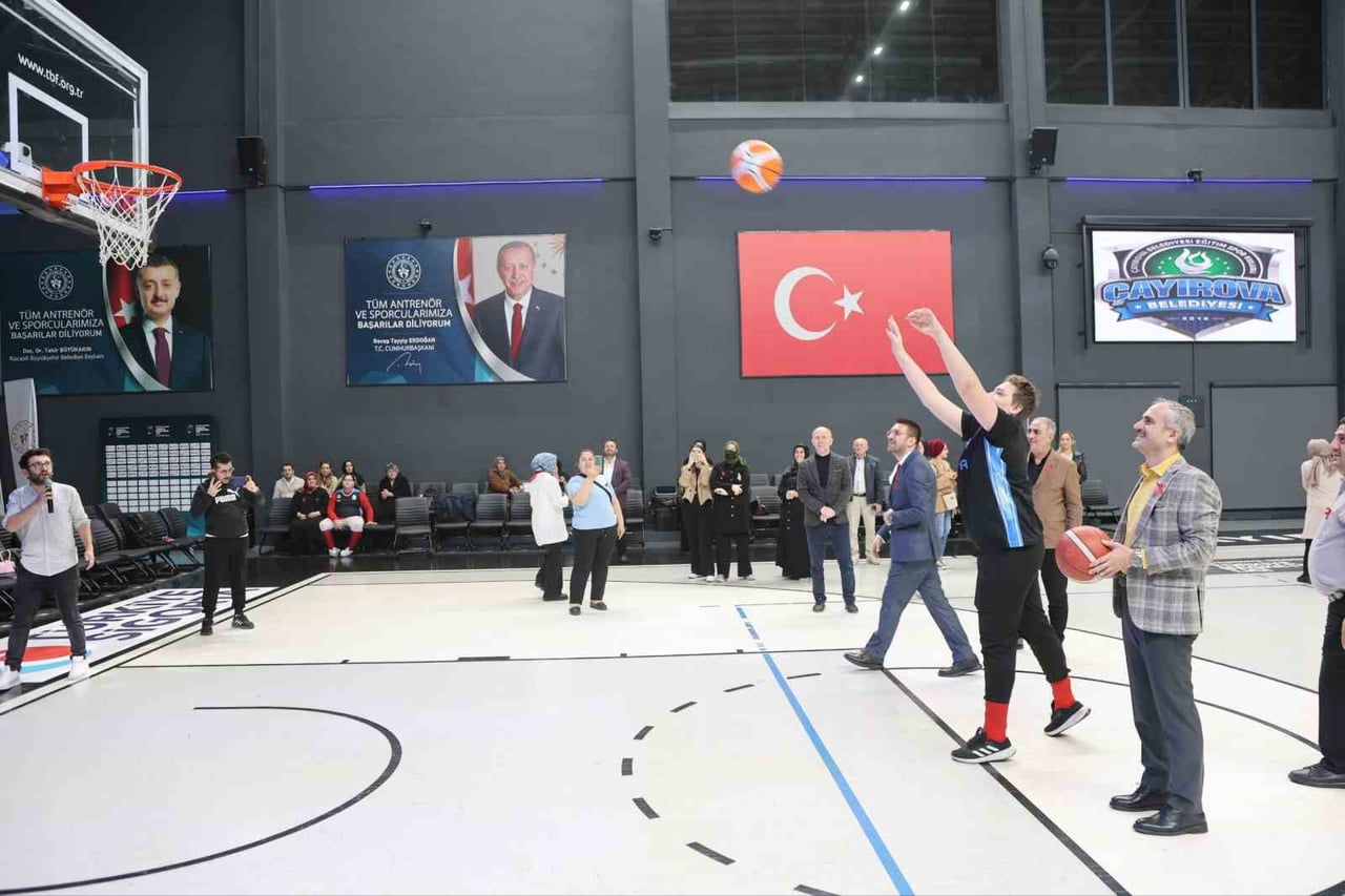 ÇAYIROVA'DA OTİZM KONUSUNDA FARKINDALIK OLUŞTURMAK AMACIYLA ÖZEL ÇOCUKLAR VE PROFESYONEL...