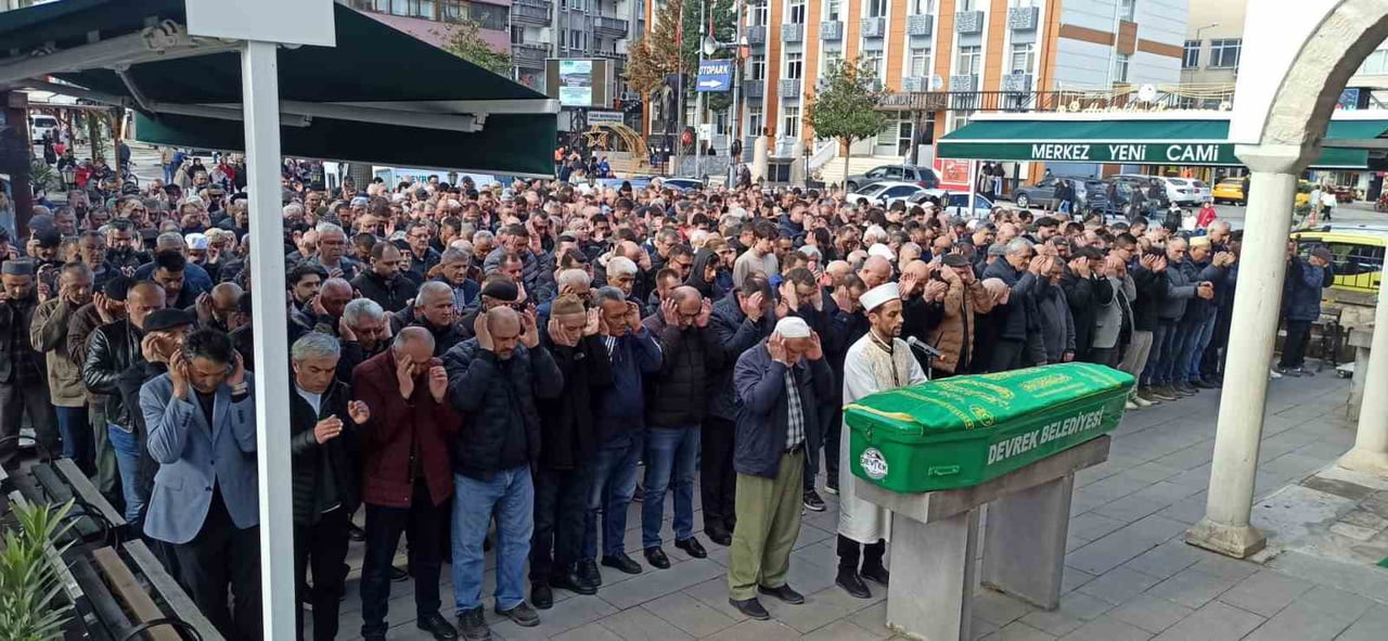 ÇEKENECİ'NİN CENAZE NAMAZINDA ÇOK SAYIDA SEVENİ HAZIR BULUNDU