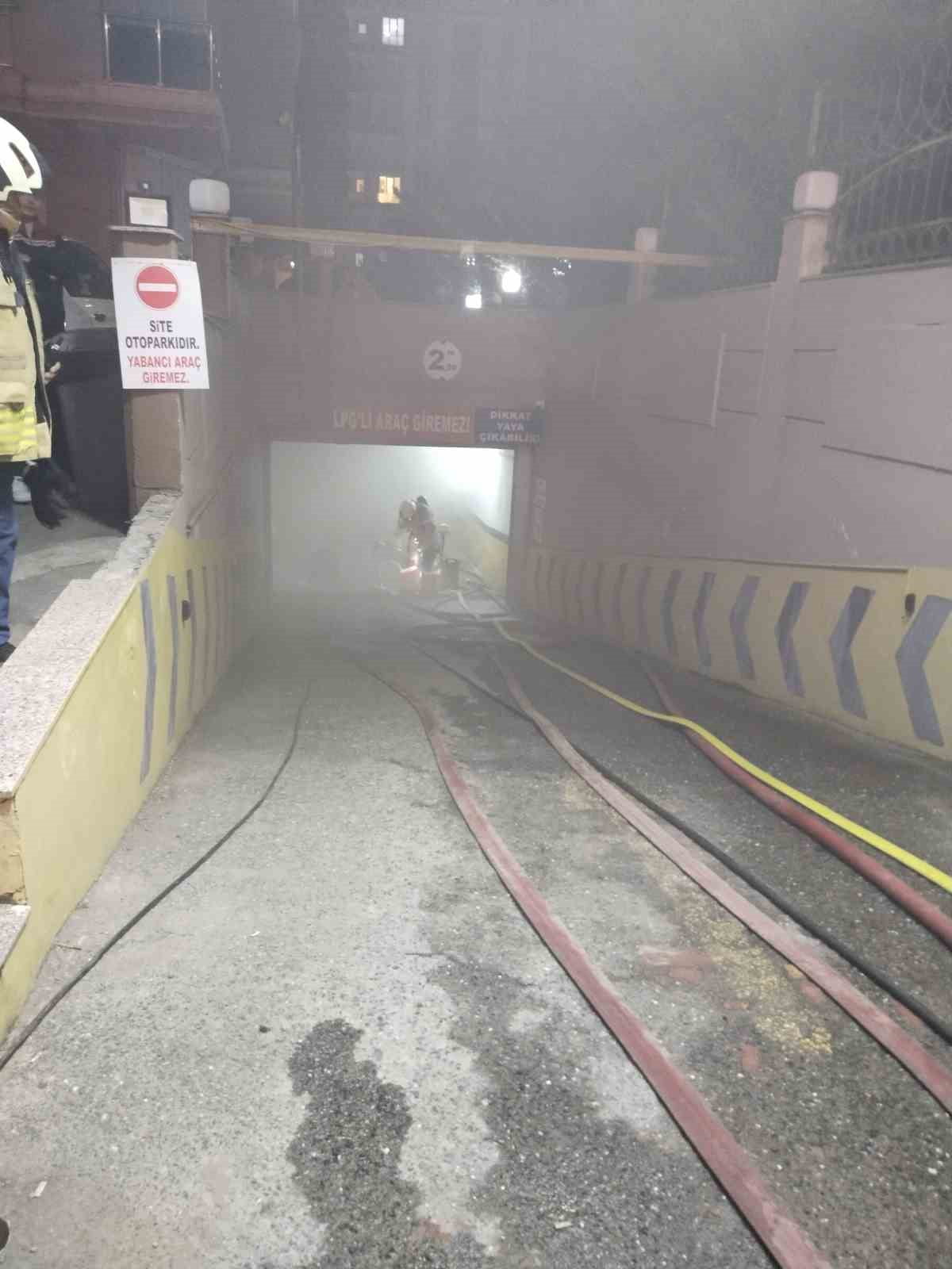 ÇEKMEKÖY’DE SİTE OTOPARKINDA KORKUTAN ELEKTRİKLİ ARAÇ YANGINI